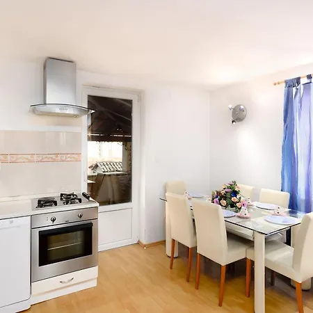 Daniela Old Town Apartment